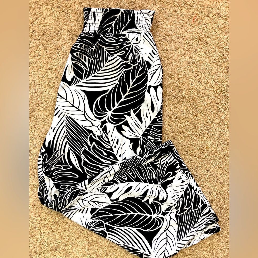 Black and White Leaf print wide leg cropped pants w/elastic waist & pockets
